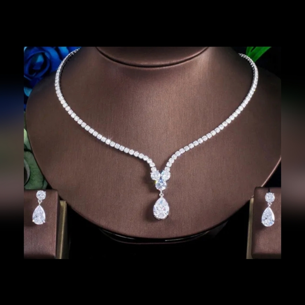 Gorgeous Necklace and Earrings Set